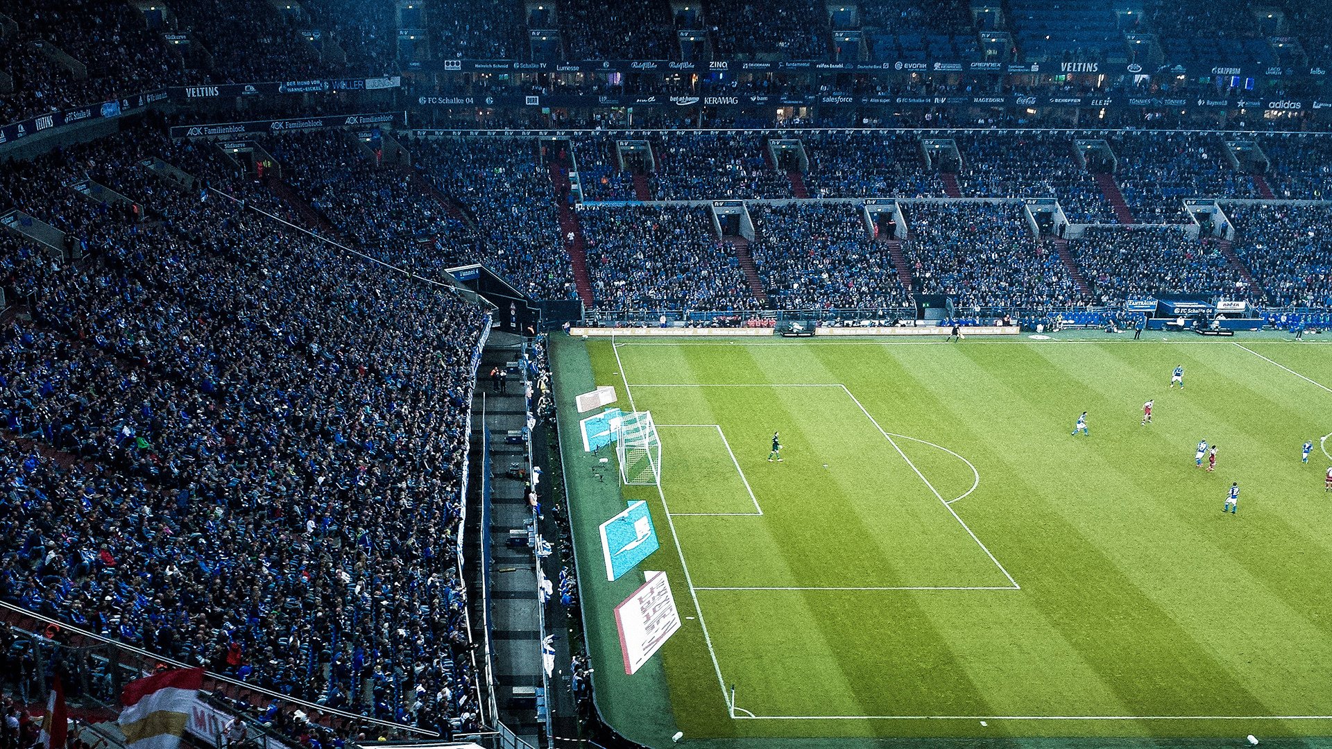 “英超绿茵场上的精彩瞬间不断涌现”，英超绿色球衣的俱乐部