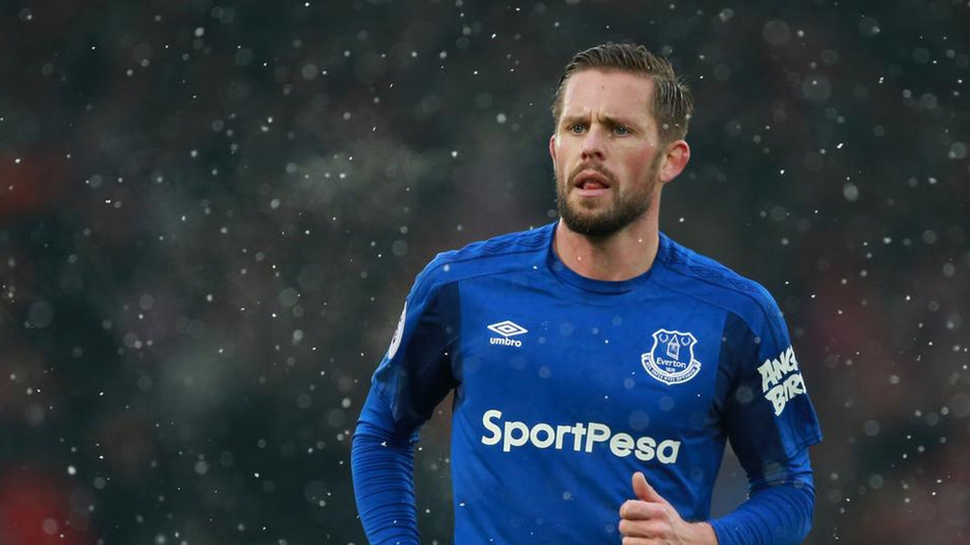 球场“铁血防线”：最难攻破的防守阵容盘点，铁血防守vs极致进攻